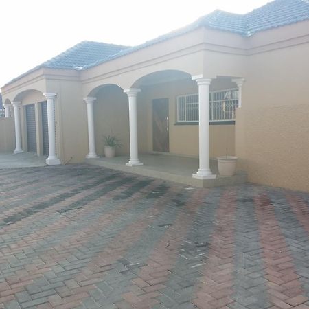 Alicia'S B&B Roodepoort Exterior photo